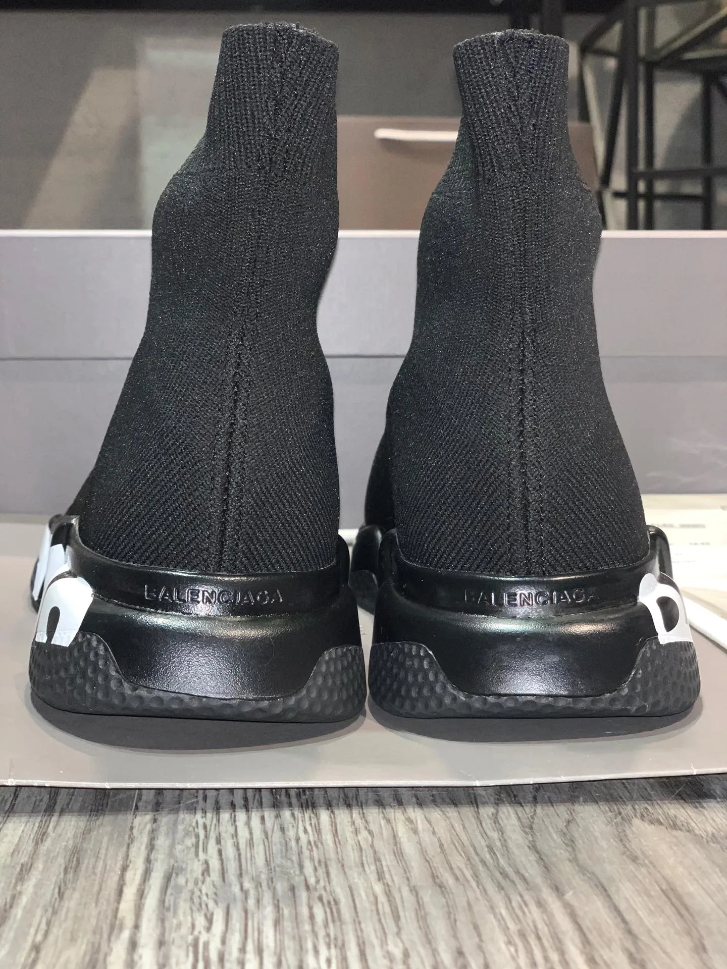 👟👟Ex-factory price 420👟👟 [Ready stock top version vacuum outsole] Balenciaga 👣Size: 35 36 37 38 39 40 41 42 43 44 45 [Socks in original packaging delivered] 🔥Balenciaga's "Speed" High-top sock-style sneakers are instantly recognizable and have ever-lasting popularity. This item is made in Italy from stretch knitted fabric. The rubber sole has excellent elasticity. Only half of the brand name printed on it is visible. Compared with the previous exaggerated and eye-catching style, it has a sense of "half-covering the face as if holding a pipa", and the brand's ingenuity in innovating the logo printing trend can also be seen.